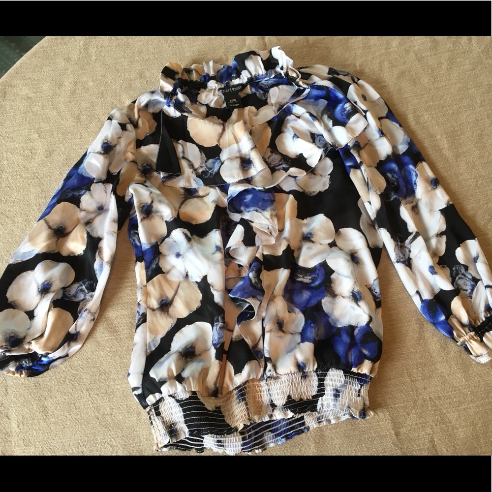 ✨ Closet Clear-out! ✨ White House Black Market ruffle front blouse